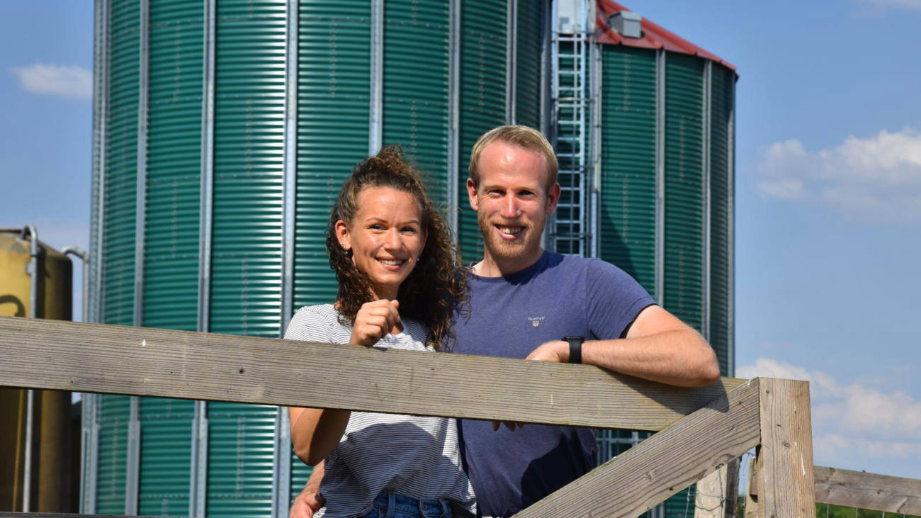 Lukas und Marie Weßling vor ihrem Getreidesilo